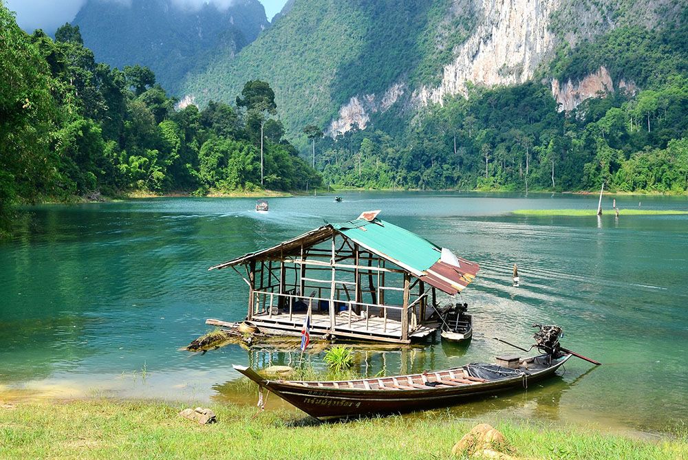 grijsopreis-thailand-highlight-khao-sok-boot-op-meer-mobiel Bootje op een meer in Khao Sok National Park in Thailand