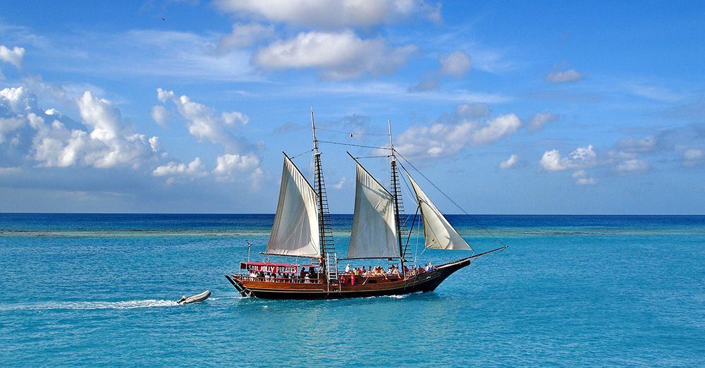 grijsopreis-caraibisch-nederland-aruba-zeilschip-mobiel zeilschip met toeristen op Aruba