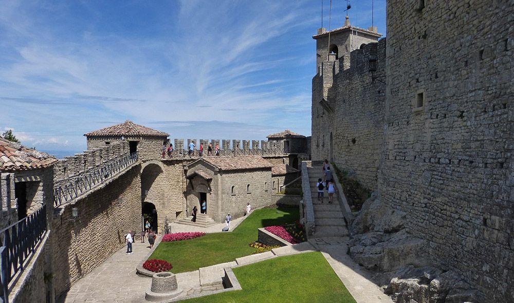 grijsopreis-san-marino-guaita-binnenplein Binnenplein eerste toren San Marino