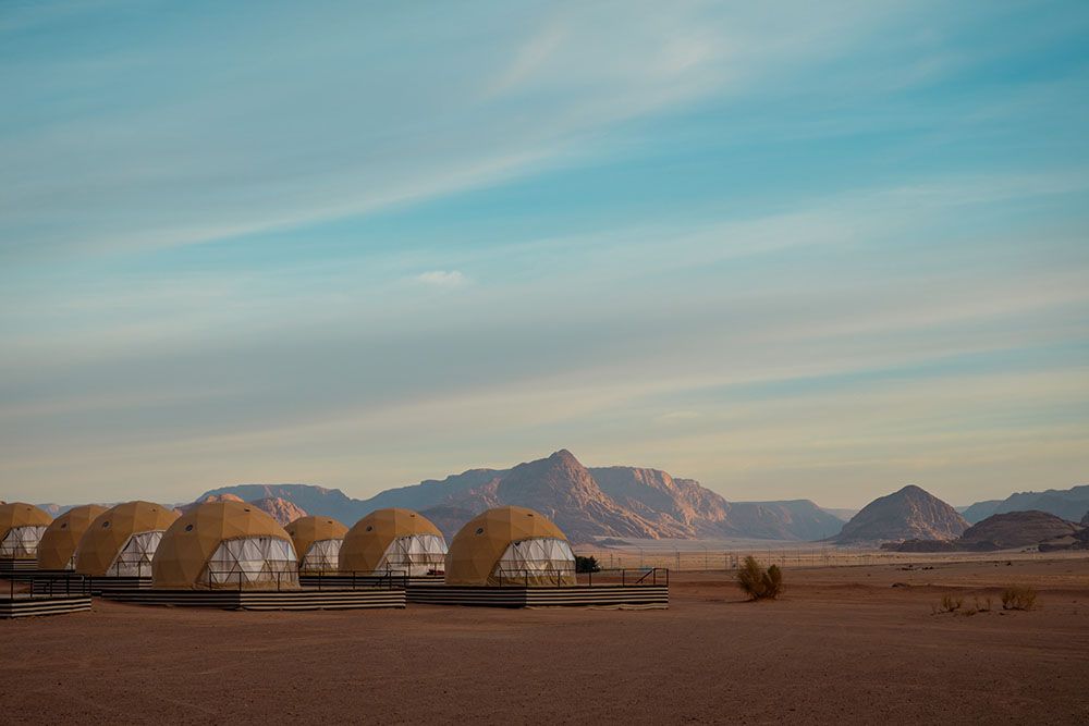All rights reserved 2023 Zonsopkomst in Sun City Camp, glamping in de woestijn