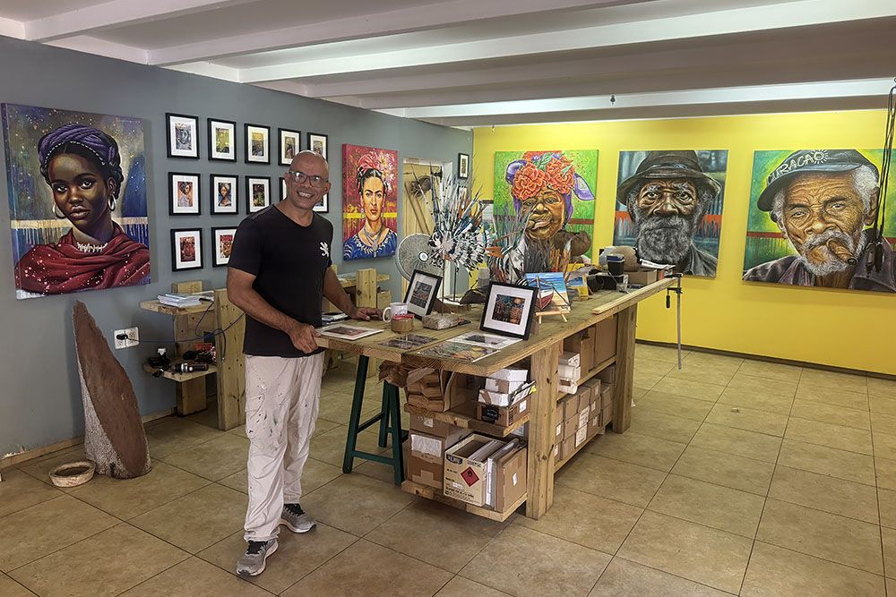 grijsopreis-caribisch-nederland-curacao-highlight-willemstad-deel1-aldemar-lourens-mobiel kunstgalerie van Aldemar Lourens in Punda